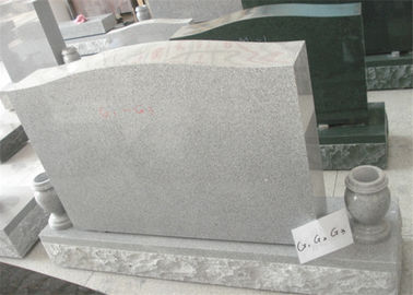 Porcellana Granito funereo dei monumenti della curva, pietre tombali dritte e lapidi con il vaso fornitore