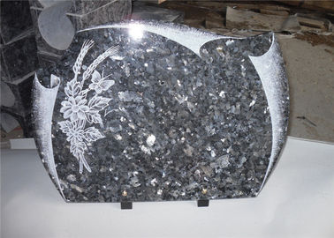 Porcellana Lapidi del granito di forma del cuore per le tombe, modello commemorativo inciso del piccione del fiore delle pietre fornitore